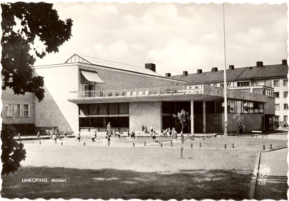 Gammalt vykort med Östergötlands museums entré, barn i spegeldammen