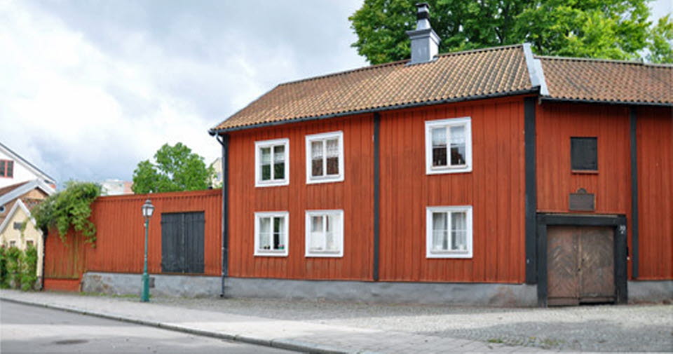 En närbild av en gata framför ett hus