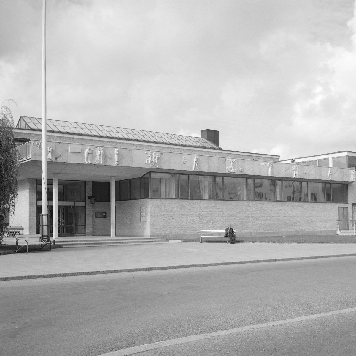 Ett svartvitt fotografi från 1945 föreställande entrén till Östergötlands museum.