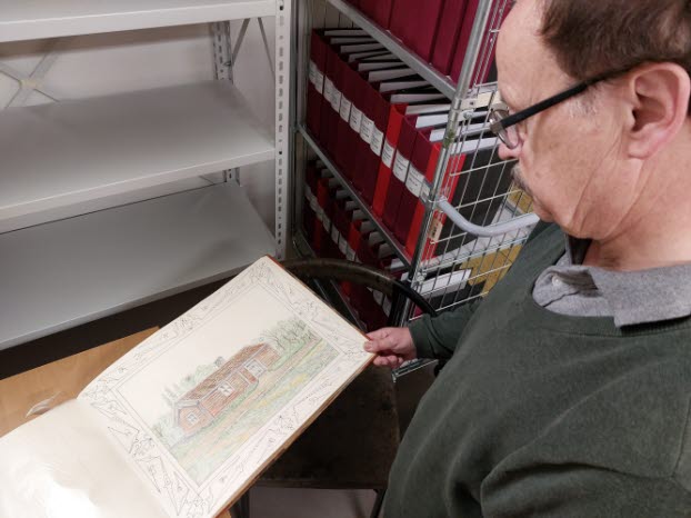 Freddie Hallberg visar runt i museets arkiv.