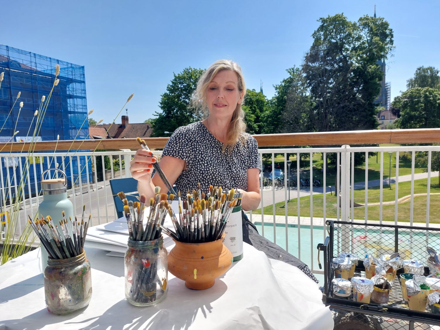 Konstpedagog Åsa Nyberg Botshinda håller i stafflimålning på Östergötlands museums takterrass.