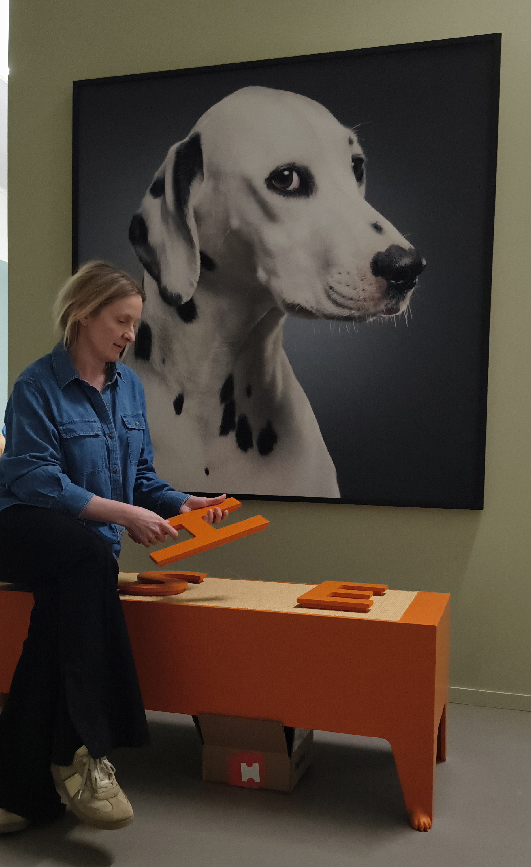 Konstintendent Ebba de Faire i Best in Show, när utställningen var under uppbyggnad.