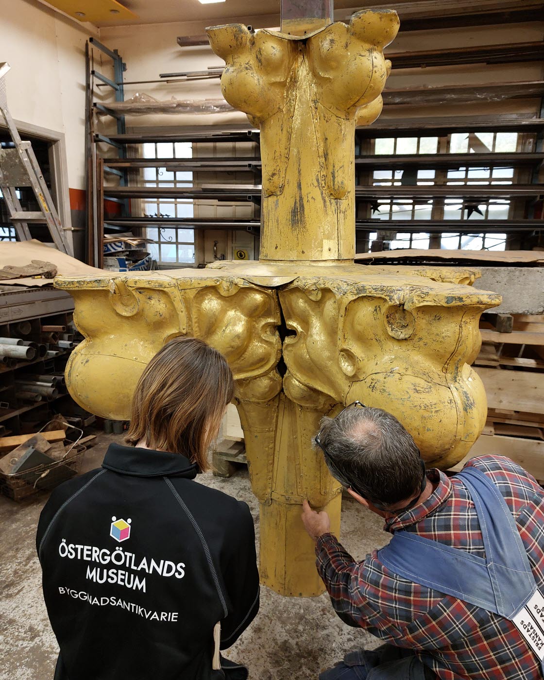 Maria Klint, byggnadsantikvarie på Östergötlands museum, på besök i verkstaden där domkyrkans spira restaureras.