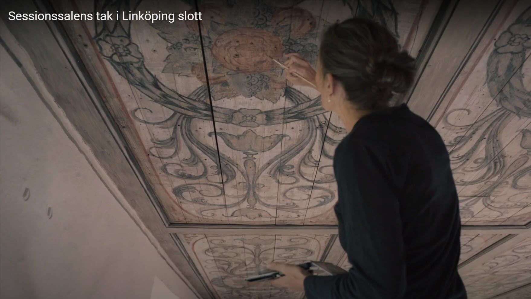 Screenshot ur film med konservator Johanna Palm-Avis.