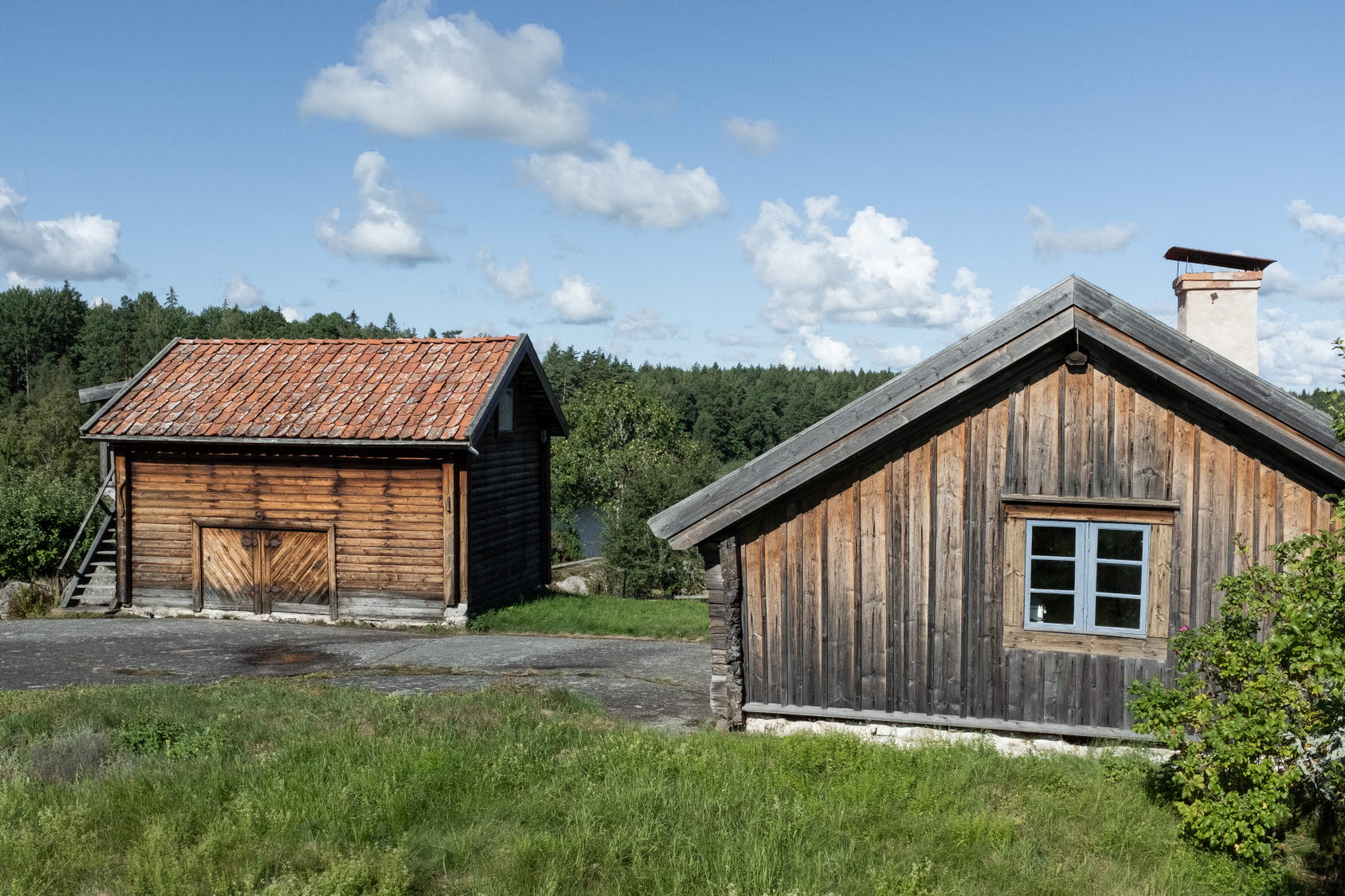 Två trähus på landsbygden