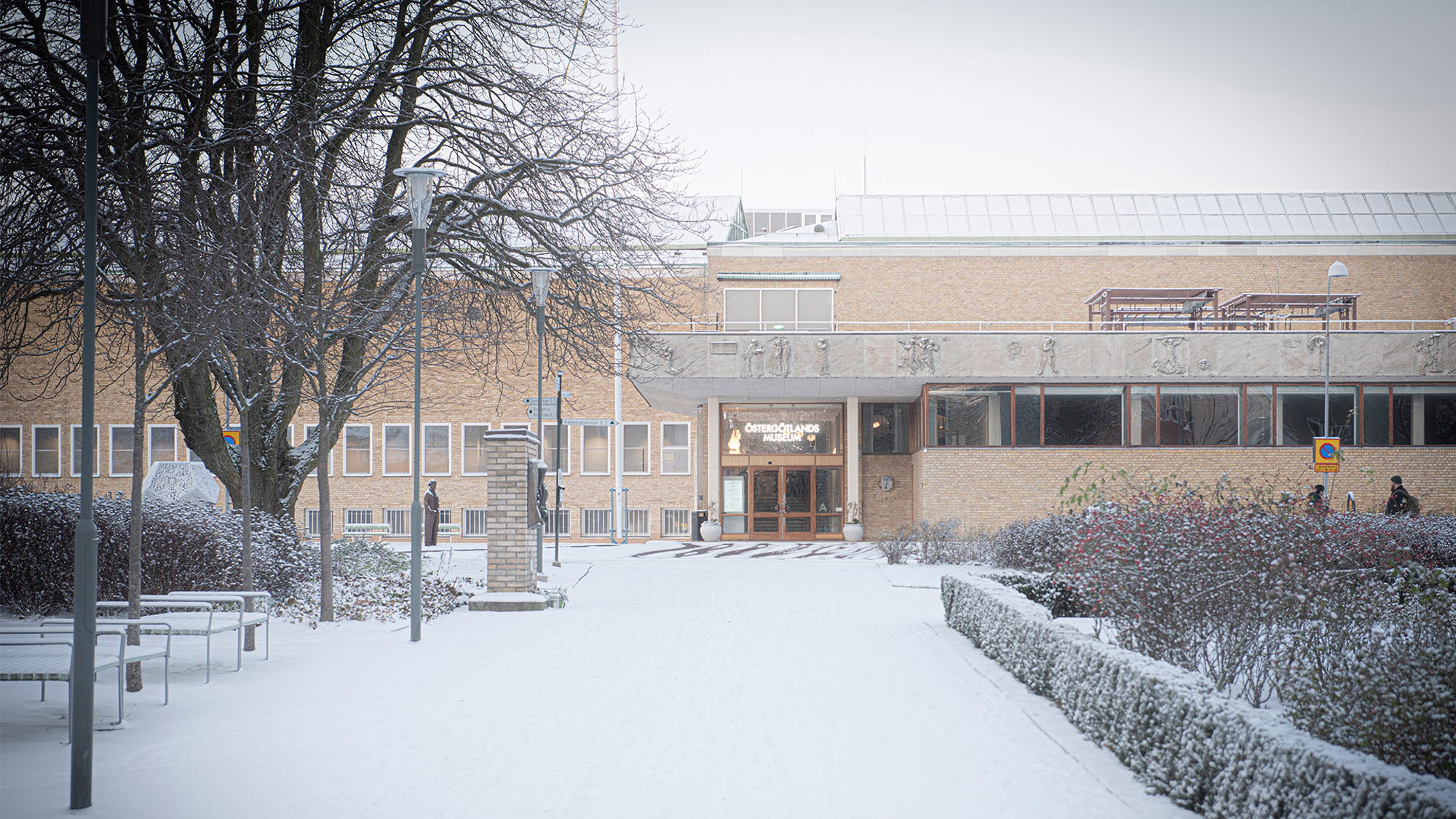 Exteriör vinterbild på Östergötlands museum.