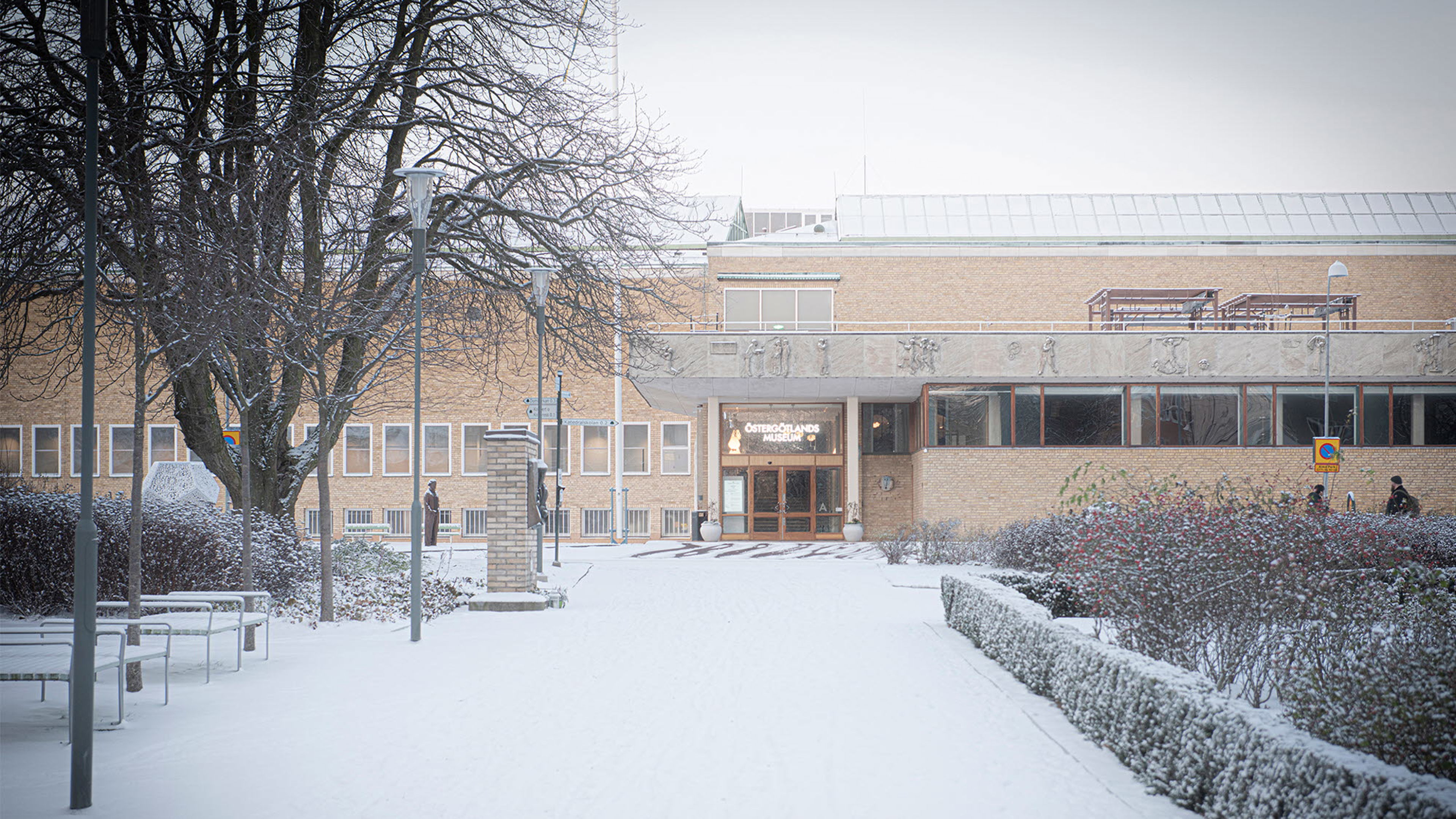 Exteriör vinterbild på Östergötlands museum.